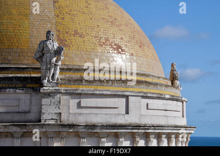 Detail der Statuen und Fliesen der gelben Kuppel des Cádiz Catedral de la Santa Cruz sobre las Aguas (Kathedrale von Cádiz, Andalusien, Spanien) Stockfoto