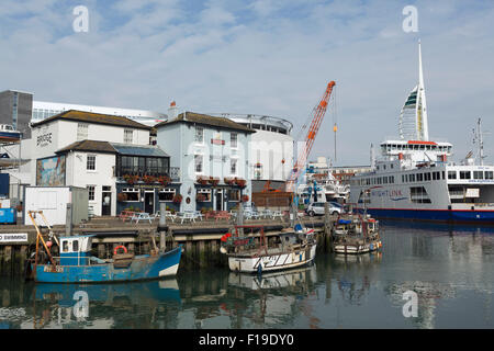 Angelboote/Fischerboote und Autofähre vor Anker in den Sturz Docks in alten Portsmouth. Stockfoto