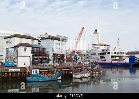 Angelboote/Fischerboote und Autofähre vor Anker in den Sturz Docks in alten Portsmouth. Stockfoto