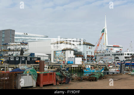 Fischereihafen in alten Portsmouth überfüllt. Vordergrund mit Angeln Utensilien Stockfoto