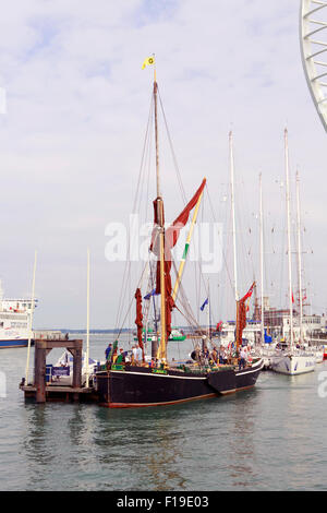 Das Segeln Schiff Alice bereitet sich Gun Wharf Portsmouth zu verlassen. Alice von Rochester verwendet eine alte Themse Kahn jetzt für Charter. Stockfoto