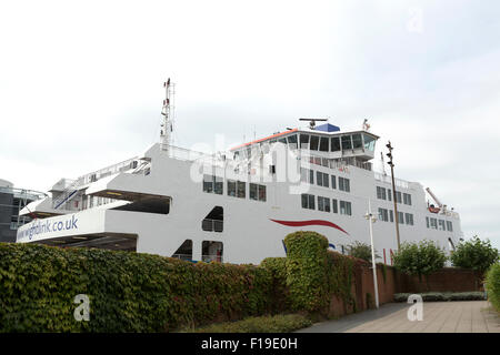 Fähre im Garten! Die Isle Of Wight Autofähre neben dem Dock in Portsmouth. Fähre befindet sich hinter einer Gartenmauer Efeu bedeckt. Stockfoto