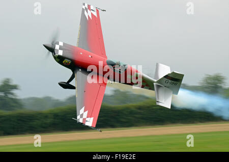 Mark Jefferies in einem Extra EA-330SC Flugzeug, das auf einer Flugschau fliegt Stockfoto