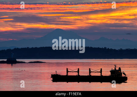 Sonnenaufgang Wolken über Mount Baker und Juan de Fuca Strait mit Silhouette Frachter-Victoria, British Columbia, Kanada. Stockfoto