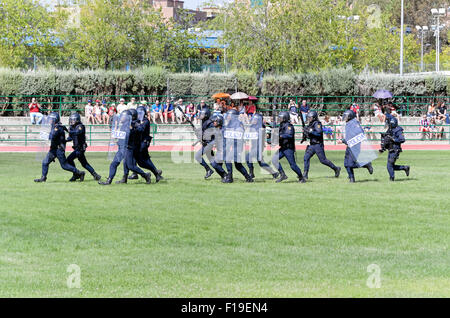 ALCALA DE HENARES, Spanien - 29. August 2015: Unbekannte Gruppe von spanischen Polizisten machen eine Show in Alcalá De Henares, am 29. August 2015. Armee -Korps von Spanien getan haben eine Show während der Messen von Alcala De Henares. Bildnachweis: Russet Apfel/Alamy Live News Stockfoto