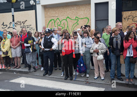 Notting Hill, UK, 30. August 2015, Geschäfte sind mit Brettern vernagelt als Vorsichtsmaßnahme während der Notting Hill Carniva Credit: Keith Larby/Alamy Live News Stockfoto