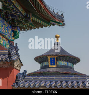 Dach des runden Hall of Prayer für gute Ernten, eingerahmt von seinen Tor an der Himmelstempel in Peking Stockfoto