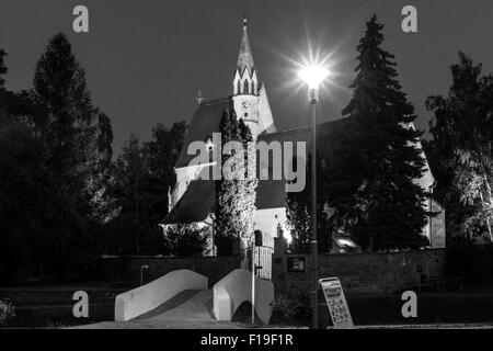 Eine monochrome Zeit Nachtaufnahme von Nikolaus Kirche in Langenlois Stockfoto