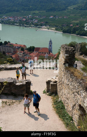 Touristen in Dürnstein Burg Dürnstein Dorf und der Donau im Hintergrund Stockfoto