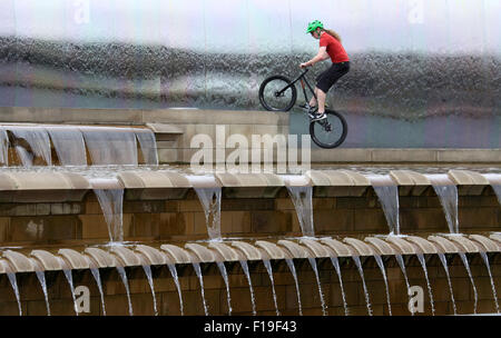 Stunt-Radfahrer auf die Schneide Stahl Skulptur und Wasser-Funktion am Bahnhof Sheffield Stockfoto