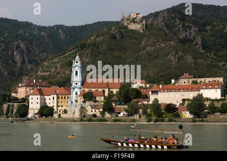 Ein kleines Ausflugsboot auf der Donau am Dorf Durnstein in der Wachau Stockfoto