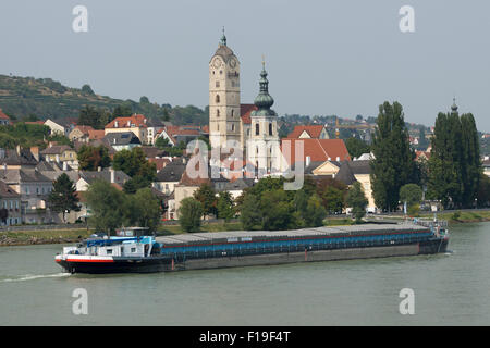 Ein Handelsschiff, das Waren an Stein an der Donau auf der Donau in Niederösterreich transportiert Stockfoto