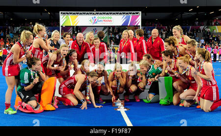 Lea Valley, London, UK. 30. August 2015. Unibet Rollstuhlbasketball Meisterschaften 10. Tag. Goldmedaille-Finale. England gegen Niederlande. England-Team brechen die Trophäe Credit: Action Plus Sport/Alamy Live News Stockfoto