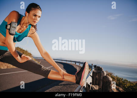 Im Freien Schuss Frau ihre Beine vor einem Lauf. Ermittelten Läufer Outdoortraining wegsehen vorbereiten. Stockfoto
