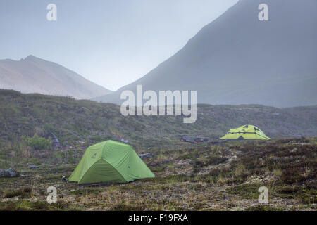 Camping an einem nebligen Morgen in der Nähe der Bremner-Flusses im Wrangell St. Elias National Park 25. Juli 2015 in Alaska. Stockfoto