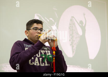 (150830)--NITROI, 30. August 2015 (Xinhua)--Kandidat Felipe Berbeti Rangel führt Cucurbit Querflöte während eines Wettkampfes der chinesischen Sprache in Nitroi, Brasilien, 30. August 2015. Die Vorrunde der chinesischen Sprachkenntnisse (Chinese Bridge) für brasilianische Schülerinnen und Schüler in einer chinesisch-portugiesischen zweisprachige Schule hier am Sonntag durchgeführt. 12 Studenten aus ganz Brasilien nahmen an dem Wettbewerb teil. Zwei von ihnen, die den ersten Preis gewann, wird die Follow-up-Wettbewerbe in China im Namen aller Gymnasiasten in Brasilien teilnehmen, die chinesische Sprache zu lernen. (X Stockfoto