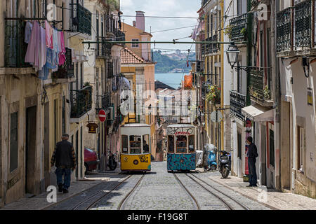 Straßenbahn in der Rua da Bica de Duarte Belo Stockfoto