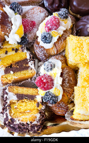 In der abgebildeten typisch italienischem Gebäck mit Sahne, Choccolate, Himbeer und Blackberry mit verschiedenen Formen. Stockfoto