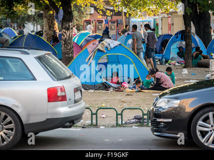 Belgrad, Serbien. 29. August 2015. Migranten provisorischen Lager in Belgrad Bristol Park. Serbien ist eines der wichtigsten Rastplätze für syrische, irakischen und afghanischen Flüchtlinge, die versuchen, Nordeuropa zu erreichen. Stockfoto