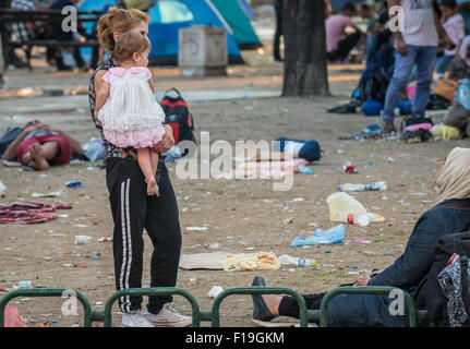 Belgrad, Serbien. 29. August 2015. Frau mit ihrem Baby in provisorischen Lager in Belgrad Bristol Park. Serbien ist eines der wichtigsten Rastplätze für syrische, irakischen und afghanischen Flüchtlinge, die versuchen, Nordeuropa zu erreichen. Stockfoto