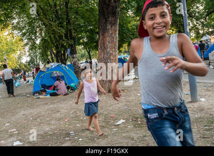 Belgrad, Serbien. 29. August 2015. Kinder mit Migrationshintergrund aus provisorischen Lager in Belgrad Bristol Park. Serbien ist eines der wichtigsten Rastplätze für syrische, irakischen und afghanischen Flüchtlinge, die versuchen, Nordeuropa zu erreichen. Stockfoto