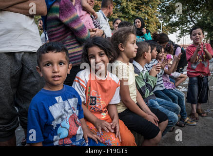 Belgrad, Serbien. 29. August 2015. Kinder mit Migrationshintergrund aus provisorischen Lager in Belgrad Bristol Park. Serbien ist eines der wichtigsten Rastplätze für syrische, irakischen und afghanischen Flüchtlinge, die versuchen, Nordeuropa zu erreichen. Stockfoto