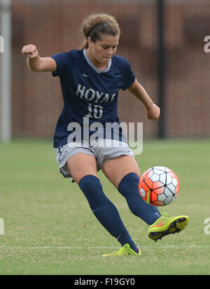 Washington, DC, USA. 30. August 2015. 20150830 - Georgetown Mittelfeldspieler Rachel Corboz (10) Pässe gegen die Universität von San Diego in der ersten Hälfte in Shaw Field in Washington. Georgetown besiegt USD im Doppel Überstunden, 1: 0. © Chuck Myers/ZUMA Draht/Alamy Live-Nachrichten Stockfoto