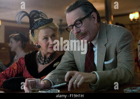 Trumbo ist ein kommenden amerikanischen biographischen Drama Film, Regie: Jay Roach und geschrieben von John McNamara. Die Hauptrollen Bryan Cranston, Diane Lane, Elle Fanning, Louis c.k., Helen Mirren und John Goodman.  Dieses Foto ist nur zu redaktionellen Zwecken und unterliegen dem Copyright von der Filmgesellschaft und/oder der Fotograf von dem Film oder der Firma zugeordnet und kann nur durch Veröffentlichungen im Zusammenhang mit der Förderung der oben genannten Film reproduziert werden. Eine obligatorische Gutschrift auf die Filmgesellschaft ist erforderlich. Der Fotograf sollte auch angerechnet werden, wenn bekannt. Stockfoto