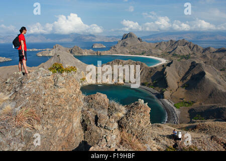 px2285-D. Wanderer (Modell freigegeben) bewundert die Aussicht von oben auf Padar Insel Komodo National Park. Indonesien, Pazifik Stockfoto