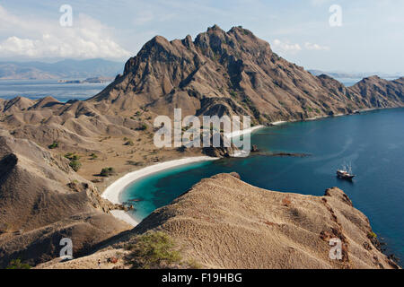 px2296-D. tolle Aussicht von oben auf Padar Insel Komodo National Park. Tauchboot "Seven Seas" in der Bucht. Indonesien, Pazifischen Ozean. PH Stockfoto