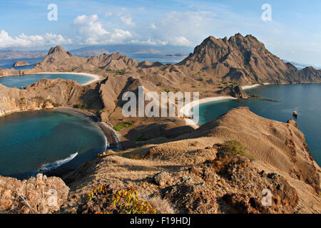 px91466-D. tolle Aussicht von oben auf Padar Insel Komodo National Park. Tauchboot "Seven Seas" in der Bucht. Indonesien, Pazifischen Ozean. P Stockfoto