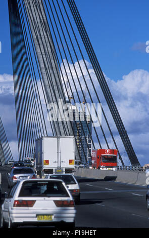 Verkehr auf den Anzac Bridge in Sydney, New South Wales, Australien Stockfoto