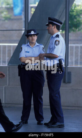 Zwei Polizisten in Diskussion, Sydney, New South Wales, Australien Stockfoto