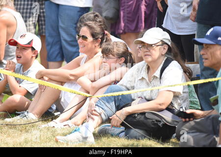 New York City, USA. 30. August 2015. Familienmitglieder sitzen im Perimeter Nachstellung der Schlacht beobachten. 239. Jahrestag der Schlacht von Brooklyn wurde auf dem Green-Wood Cemetery in Brooklyn nachgestellt. Bildnachweis: Andy Katz/Pacific Press/Alamy Live-Nachrichten Stockfoto