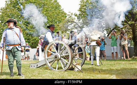 New York City, USA. 30. August 2015. Re-enactment Feuer langläufige Kanone als letzten Teil der Schlacht Reenactment. 239. Jahrestag der Schlacht von Brooklyn wurde auf dem Green-Wood Cemetery in Brooklyn nachgestellt. Bildnachweis: Andy Katz/Pacific Press/Alamy Live-Nachrichten Stockfoto