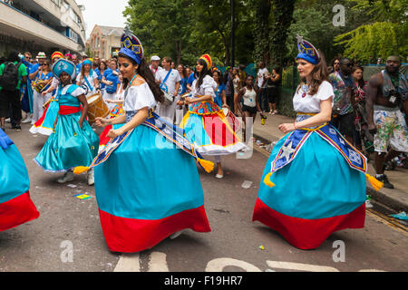 London, UK, 30. August 2015. Londoner genießen den Notting Hill Carnival, Europas größte Straßenfest mit vielen Tänzerinnen, Bands, klingt Stanges und Food Stände. Stockfoto