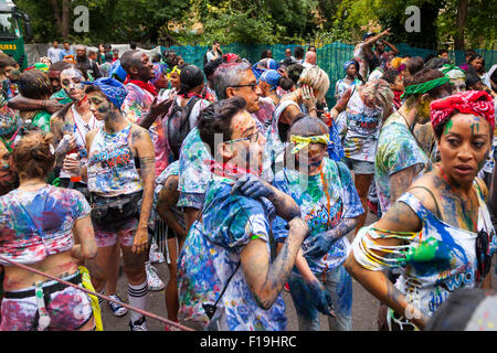 London, UK, 30. August 2015. Londoner genießen den Notting Hill Carnival, Europas größte Straßenfest mit vielen Tänzerinnen, Bands, klingt Stanges und Food Stände. Stockfoto