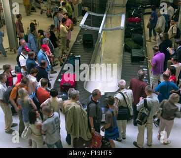 Menschen am Flughafen warten auf ihr Gepäck auf dem Förderband Gepäck Stockfoto