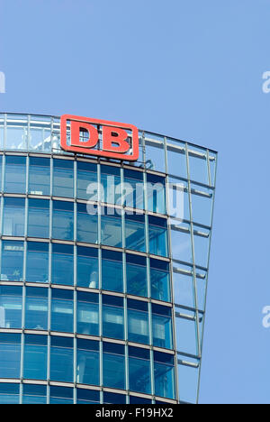 Deutschland-Berlin-DB-Tower am Potsdamer Platz. Detail der Fassade mit Logo. Hauptsitz der Deutschen Bahn Stockfoto