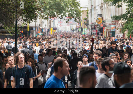 London, UK, 30. August 2015. Die Londoner Notting Hill Carnival genießen, Europas größte Street Festival mit seinen vielen Tänzer, Bands, Bühnen und Ständen. klares Wetter am Nachmittag sah in der Portobello Road mit den Nachtschwärmern verpackt. Stockfoto