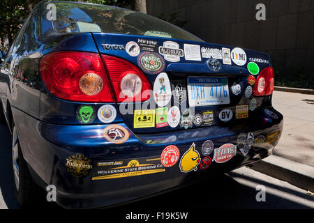 Mehrere Aufkleber auf Rückseite Kleinwagen von einem Bierliebhaber - USA Stockfoto