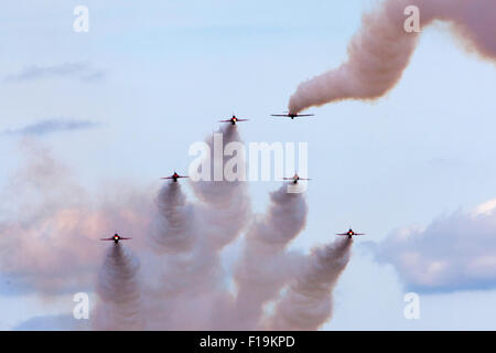 Bekannt als die Royal Air Force-Kunstflugstaffel Red Arrows Anzeigen der Kunstflug Team der Royal Air Force auf der RIAT 2015 Stockfoto