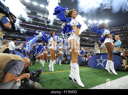 29. August 2015: The Dallas Cowboys Cheerleaders führen während der NFL Preseason-Football-Spiel zwischen den Minnesota Vikings und die Dallas Cowboys im AT&T Stadium in Arlington, TX Albert Pena/CSM Stockfoto