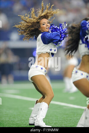 29. August 2015: The Dallas Cowboys Cheerleaders führen während der NFL Preseason-Football-Spiel zwischen den Minnesota Vikings und die Dallas Cowboys im AT&T Stadium in Arlington, TX Albert Pena/CSM Stockfoto