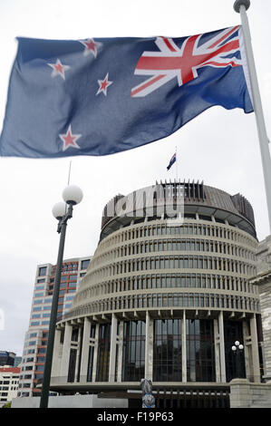 Das New Zealand Flag fliegt hoch über Parliament House in Wellington, Neuseeland Stockfoto