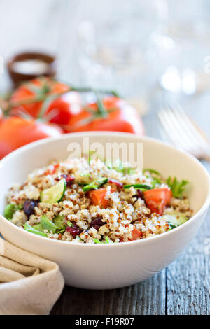 Quinoa-Salat mit frischen Tomaten, Gurken und Salat Blätter Stockfoto
