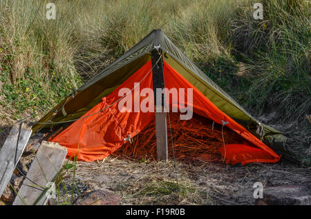 Survival - Überleben Unterschlupf gebaut von 5' Gores' eines militärischen Fallschirm. Hinter den feindlichen Linien Konzept. Stockfoto