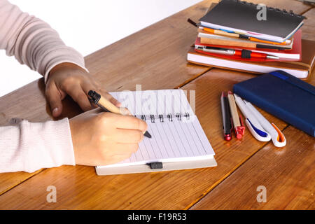 muslimische Frauen Handschrift auf dem Notebook mit sauberer Hintergrund Stockfoto