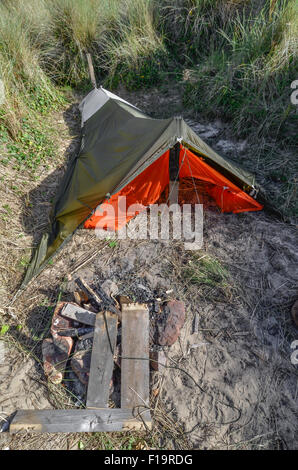 Survival - Überleben Unterschlupf gebaut von 5' Gores' eines militärischen Fallschirm. Hinter den feindlichen Linien Konzept. Stockfoto