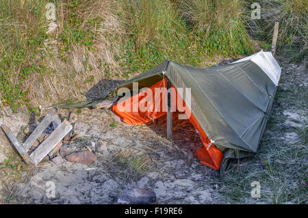 Survival - Überleben Unterschlupf gebaut von 5' Gores' eines militärischen Fallschirm. Hinter den feindlichen Linien Konzept. Stockfoto